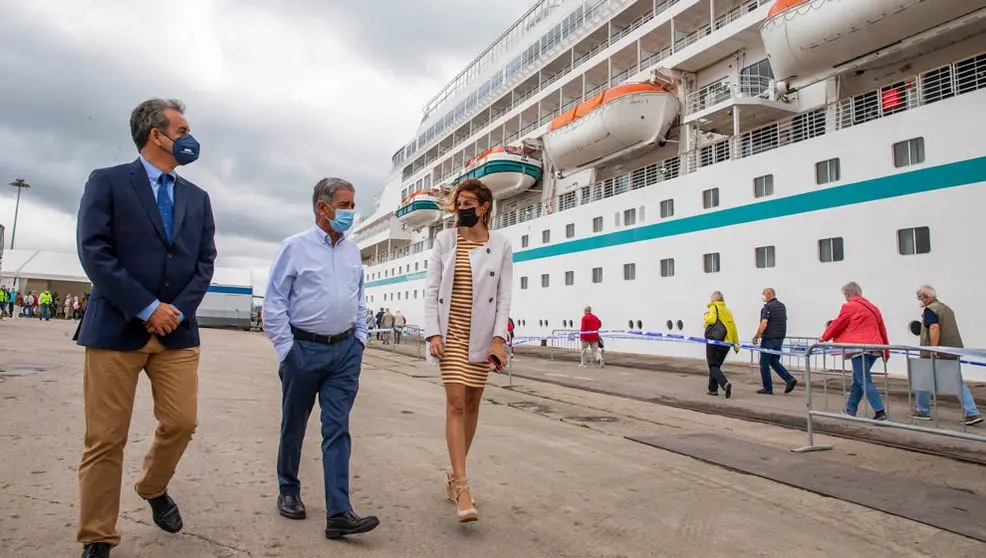 El presidente de Cantabria, Miguel Ángel Revilla (centro), el presidente del Puerto de Santander, Francisco Martín, y la directora de Turismo del Gobeirno, Marta Barca, dan la bienvenida al crucero 'Amera'