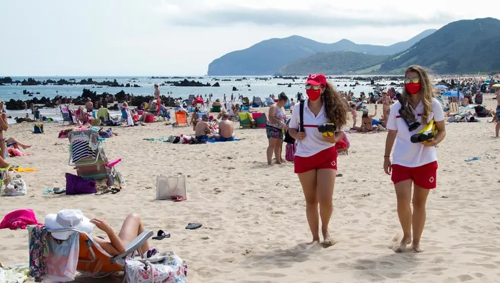 Socorristas de Cruz Roja en la playa de Trengandín (Noja)