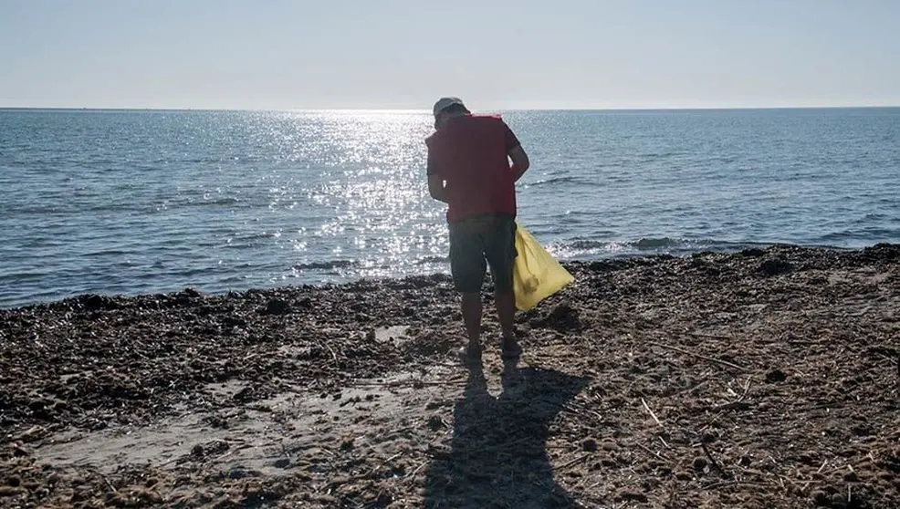 Campaña de Proyeto Libera para la recogida de basuraleza en una imagen de archivo