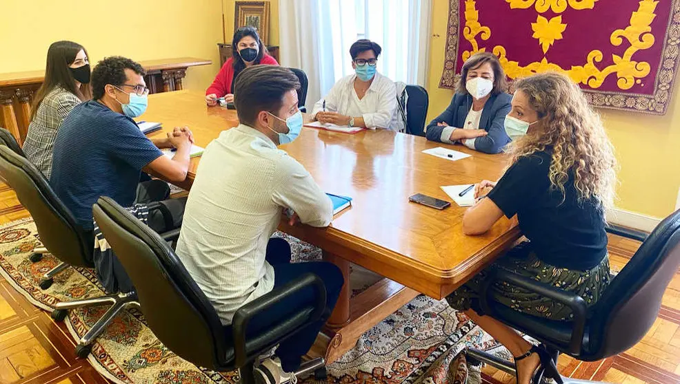 Reunión de la delegada del Gobierno con representantes de Cruz Roja, Movimiento por la Paz y Nueva Vida, que atienden a los refugiados afganos