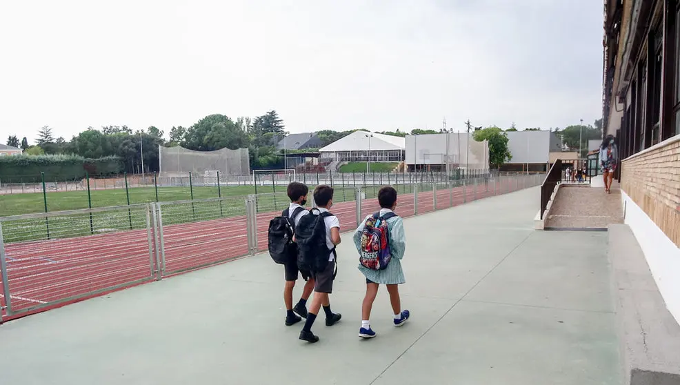 Unos niños se dirigen a la entrada del colegio
