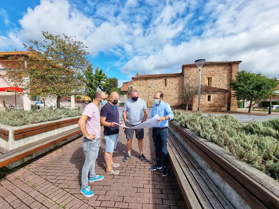 Jos&eacute; Luis Urraca junto a representantes de la asociacionh de vecinos de Tanos en la plaza de la ermita