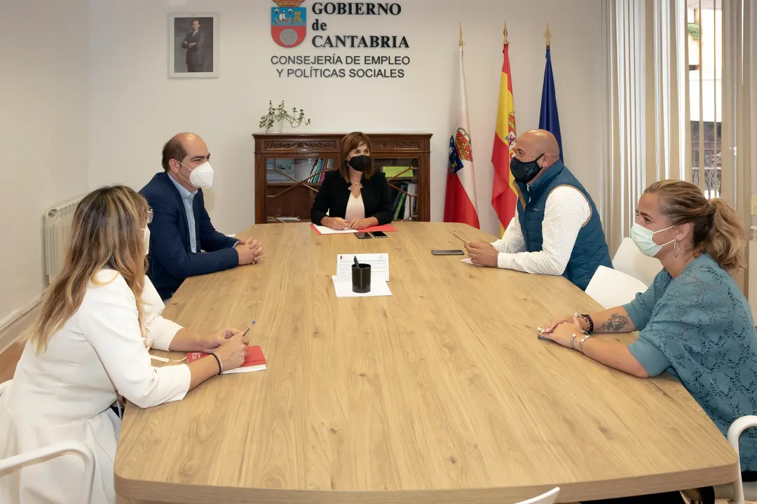 La Consejera De Empleo Y Pol&iacute;ticas Sociales, Ana Bel&eacute;n &Aacute;lvarez, Se Re&uacute;ne Con El Alcalde De Cartes, Agust&iacute;n Molleda