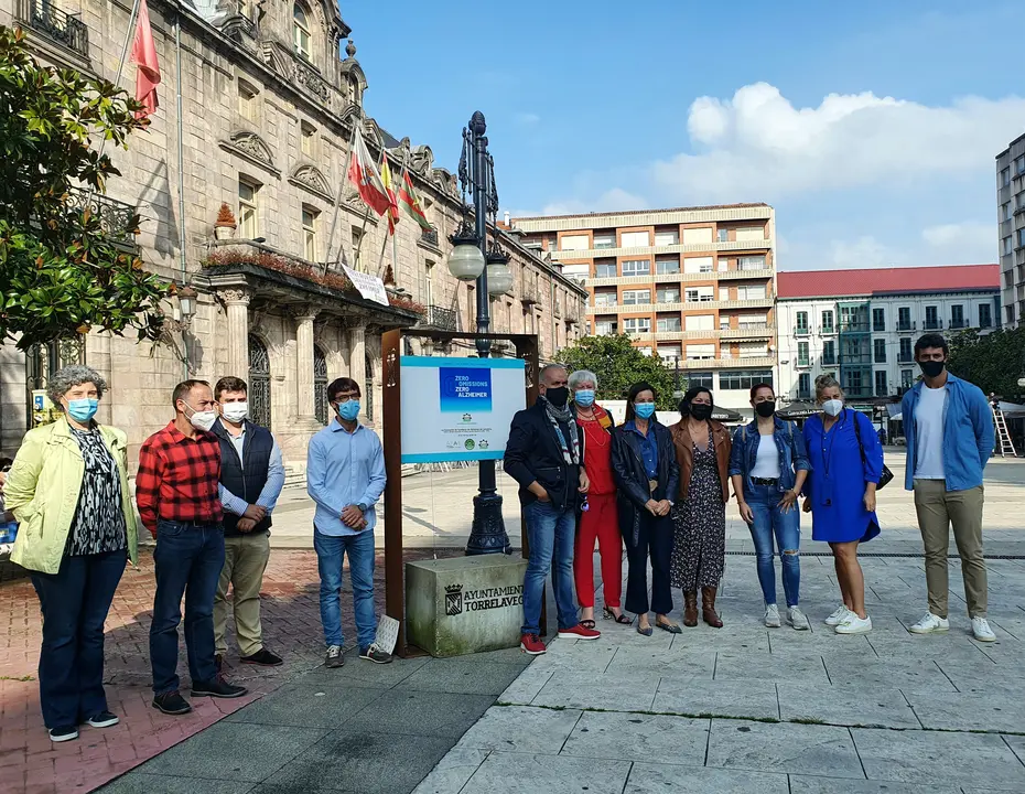 Inauguraci&oacute;n muestra por el Alzheimer en Torrelavega