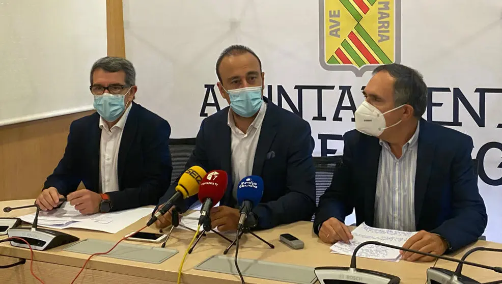 El alcalde de Torrelavega, Javier López Estrada; el primer teniente de alcalde, José Manuel Cruz Viadero; y el concejal de Hacienda, Pedro Pérez Noriega