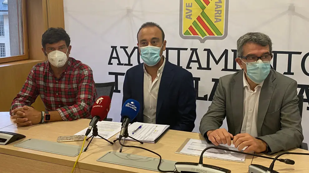 El alcalde de Torrelavega, Javier López Estrada, y los concejales de Hacienda y de Fondos Europeos, Pedro Pérez Noriega y Bernardo Bustillo