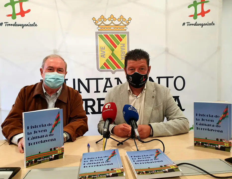 El concejal de Dinamizaci&oacute;n de Torrelavega, Jes&uacute;s S&aacute;nchez, presenta en rueda de prensa el libro 'Historia de la Joven C&aacute;mara de Torrelavega' junto a su autor, Pedro Arce