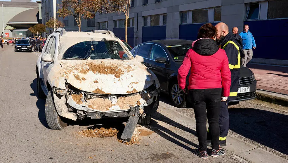 Uno de los coches que había en el parking subterráneo de una comunidad de vecinos en el momento del hundimiento la pasada madrugada en la calle Tomás y Valiente del barrio santanderino de Nueva Montaña