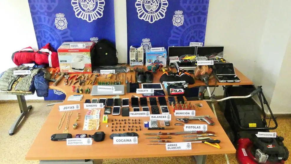 Material incautado en la operación que ha desmantelado el punto negro de venta de cocaína en Torrelavega