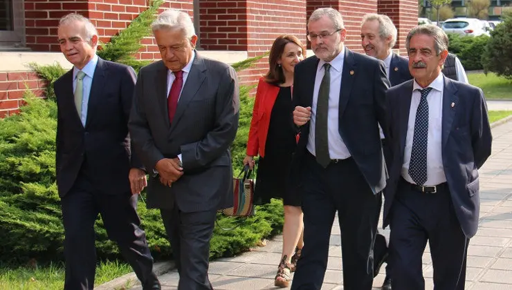  El presidente de México Andrés Manuel López Obrador (segundo izq.), junto a Ángel Pazos y Miguel Ángel Revilla