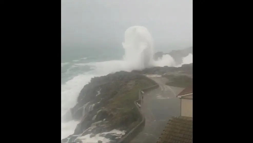 El temporal en Castro Urdiales ha llevado el agua hasta las casas cercanas a la costa