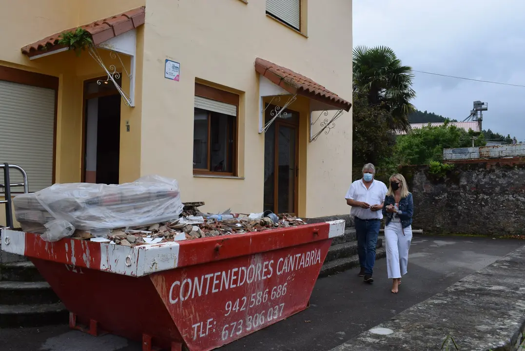 Visita de la alcaldesa, Ver&oacute;nica Samperio, a las obras de las antiguas escuelas de Quijano