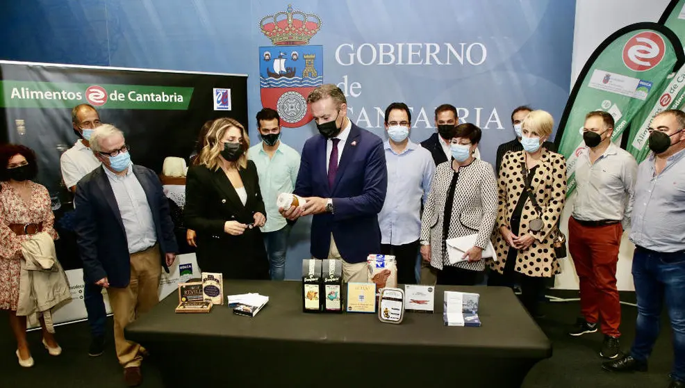 El consejero Guillermo Blanco, con los productores premiados en los 'Great Taste Awards'