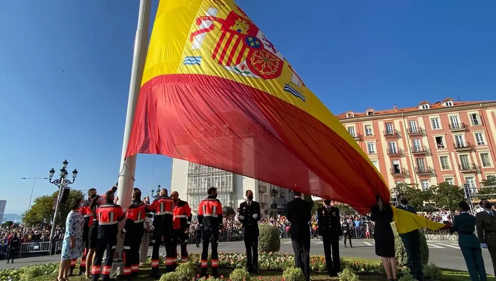 Izado de la bandera española en Puertochico
