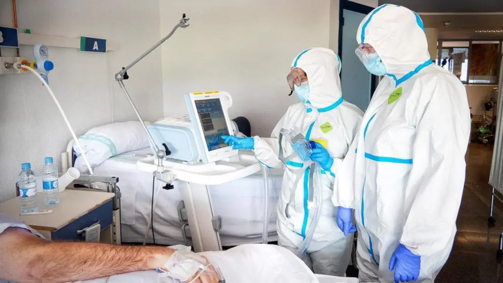 Médicos tratando a un paciente con COVID-19