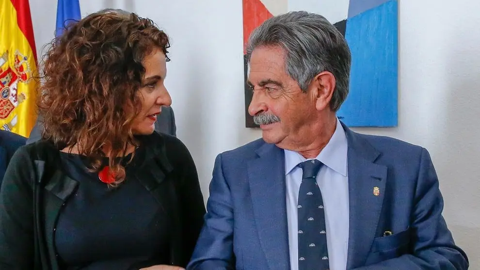 Foto de archivo de Miguel Ángel Revilla y María Jesús Montero