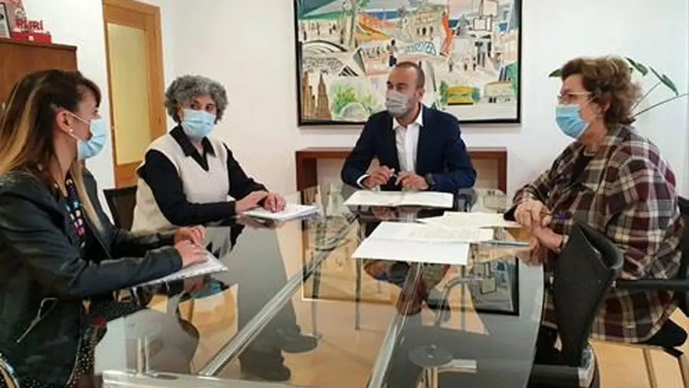 Firma del convenio de colaboración entre el Ayuntamiento y Cruz Roja