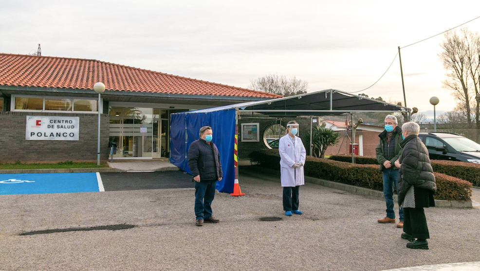 La alcaldesa de Polanco, Rosa Díaz, y concejales en una reciente visita al centro de salud para entrevistarse con su coordinadora