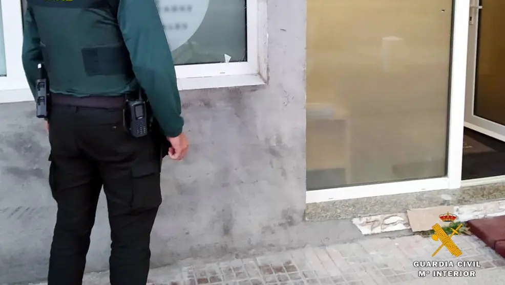 Un agente inspecciona el lugar de uno de los robos en Castro Urdiales