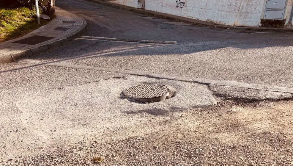 Alcantarilla en la urbanización Cerro de la Sara, en Boo de Piélagos | Foto- edc