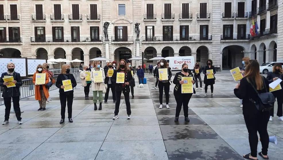 Concentración de las peluquerías en la Plaza Porticada de Santander
