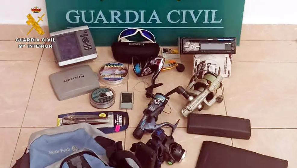 Material de pesca intervenido en la operación