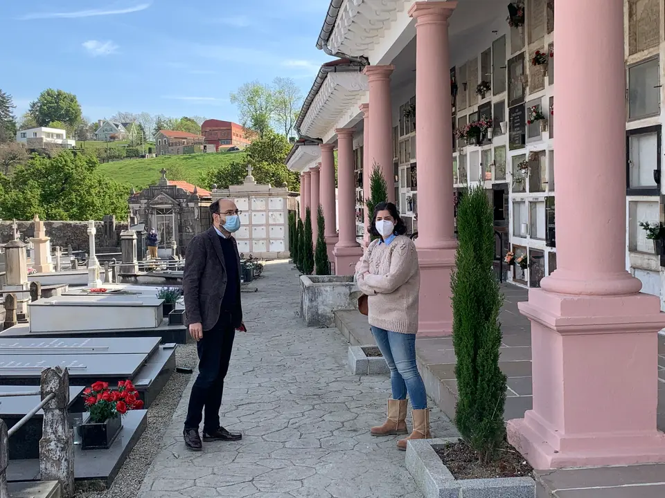 Urraca en el cementerio de Geloria
