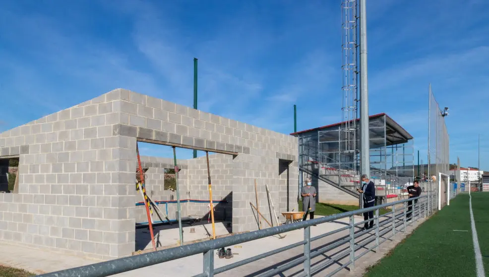 La alcaldesa de Polanco, Rosa Díaz, y el concejal de Deportes, Avelino Rodríguez, visitan las obras de construcción del módulo que albergará el bar cafetería