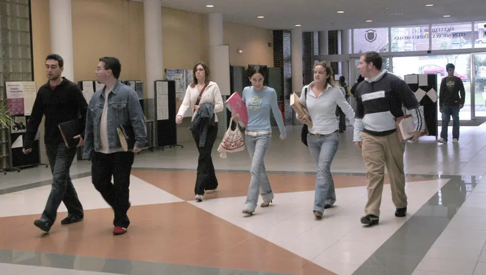 Alumnos en el interior de la facultad de Ciencias Económicas de la Universidad de Cantabria