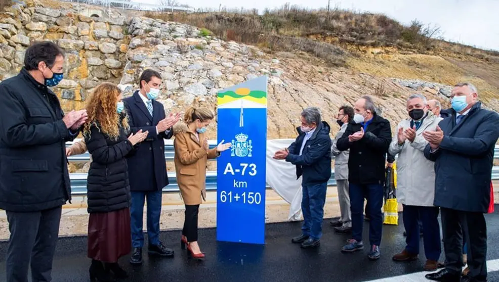 Asistentes al acto de puesta en servicio de los 12 nuevos kilómetros de la autovía A-73 entre Burgos y Aguilar de Campoo