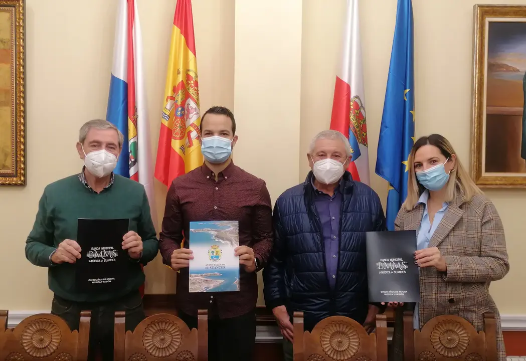 Representantes del Ayuntamiento y de la Banda Municipal de Suances