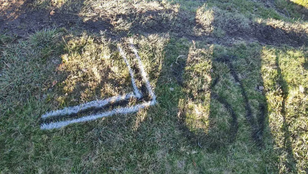 Señal encontrada por los vecinos de Luena, supuestamente relacionada con el parque eólico El Escudo