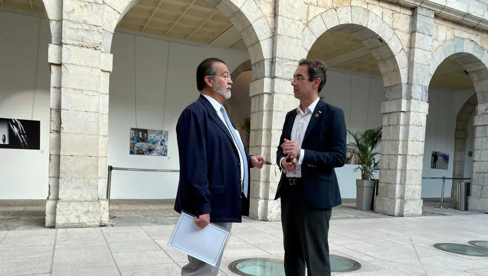 El escritor y columnista, Jesús Laínz, junto al diputado de Vox Cantabria, Armando Blanco, en el Parlamento de Cantabria | Foto- Grupo Parlamentario de Vox Cantabria
