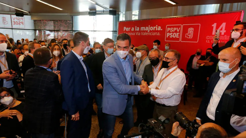 El presidente de la Generalitat valenciana y secretario general del PSV, Ximo Puig (i) y el secretario general del PSOE y presidente del Gobierno, Pedro Sánchez, a su llegada a la clausura del XIV Congreso del PSV-PSOE