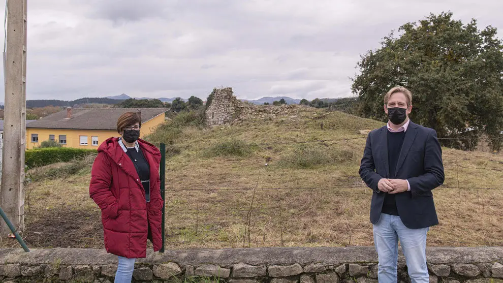 El alcalde, Pablo Diestro, y la pedánea de Villapresente y concejala de Obras, Margari Martínez, en la finca donde se conservan los restos del torreón