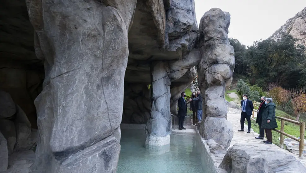 El consejero de Desarrollo Rural, Ganadería, Pesca, Alimentación y Medio Ambiente, Guillermo Blanco, visita las obras de construcción de pozas termales financiadas con fondos Leader
