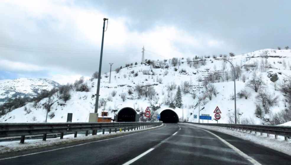Autovía con nieve | Foto de archivo