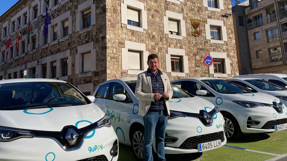 El concejal Jesús Sánchez junto a los vehículos Guppy aparcados junto a la sede del Ayuntamiento de Torrelavega
