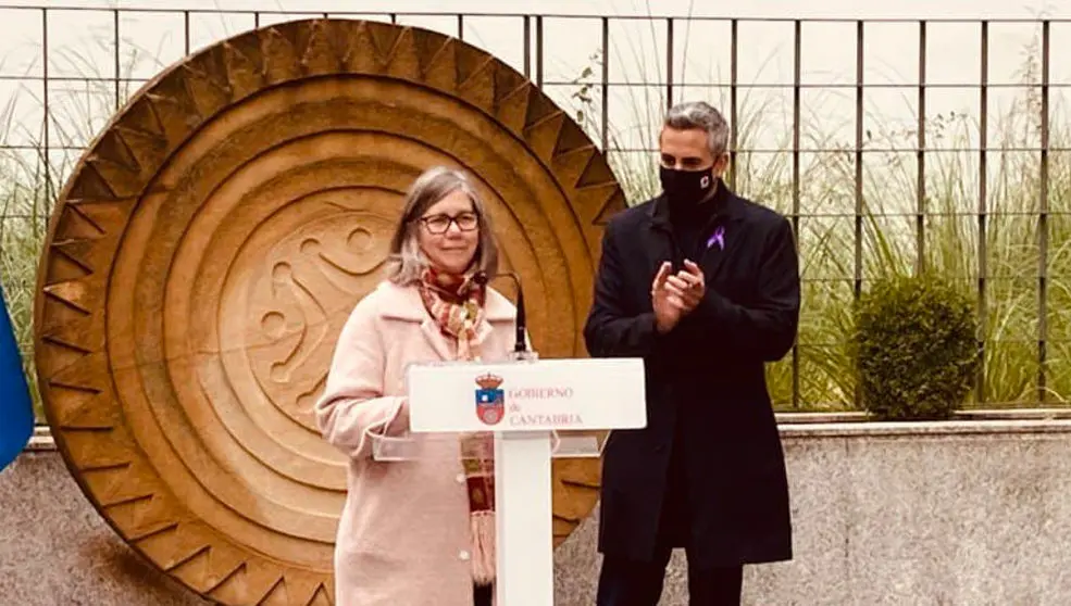 La directora general de Igualdad y Mujer, Consuelo Gutiérrez, junto al vicepresidente, Pablo Zuloaga, durante el acto institucional por el 25N en el Gobierno de Cantabria