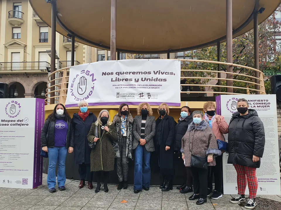 Lectura del manifiesto del Consejo de la Mujer de Torrelavega por el 25N