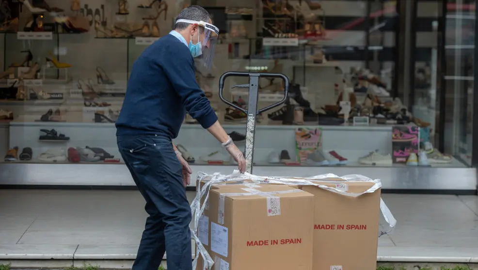 Un trabajador descarga mercancía en una zapatería