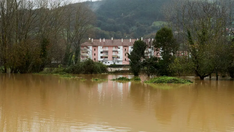 El río Ansón con el caudal muy alto a su paso por Ampuero