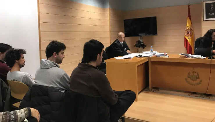 Los jóvenes acusados por la protesta en el acto de Diego, durante el juicio