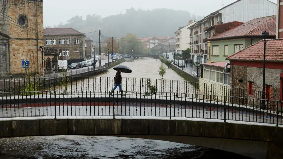 Un hombre cruza un puente en Ampuero