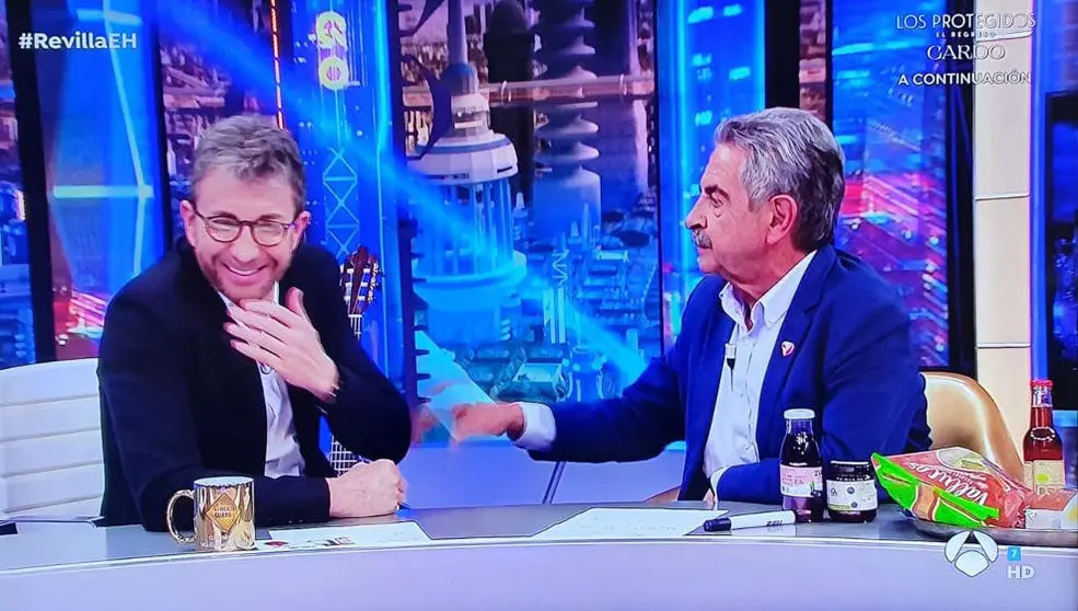 Revilla promocionando productos cántabros en El Hormiguero