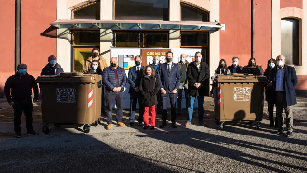 El consejero de Medio Ambiente, Guillermo Blanco, presenta a los alcaldes del Besaya el programa de implantación del quinto contenedor