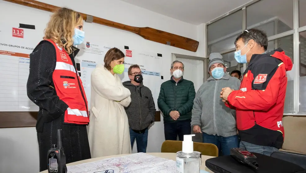 La consejera de Presidencia, Interior, Justicia y Acción Exterior, Paula Fernández Viaña, y la directora general de Interior, Jezabel Morán, en el puesto de mando avanzado que coordina la búsqueda del joven desaparecido