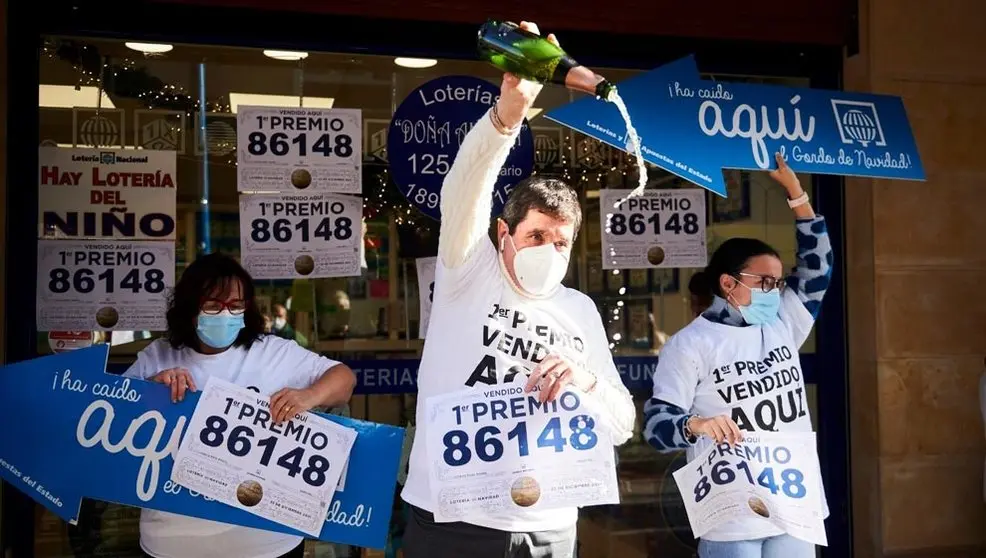 El Gordo de Navidad cae en la administración de lotería número uno de Santoña, en Cantabria. Vende una serie con diez décimos