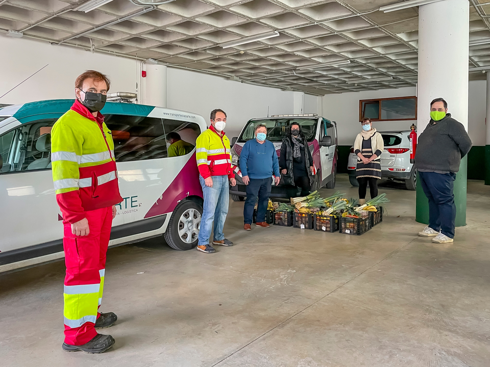 Entrega de alimentos por Transportes Lasarte al Ayuntamiento de Polanco para familias necesitadas