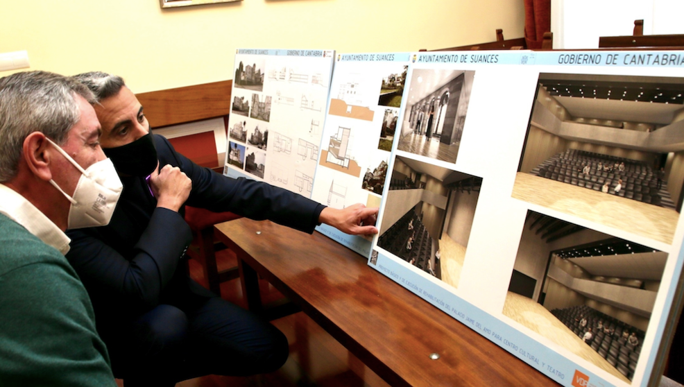 El alcalde de Suances, Andrés Ruiz Moya, y el vicepresidente regional, Pablo Zuloaga, ante el proyecto de rehabilitación del Palacio Jaime del Amo el día de su presentación